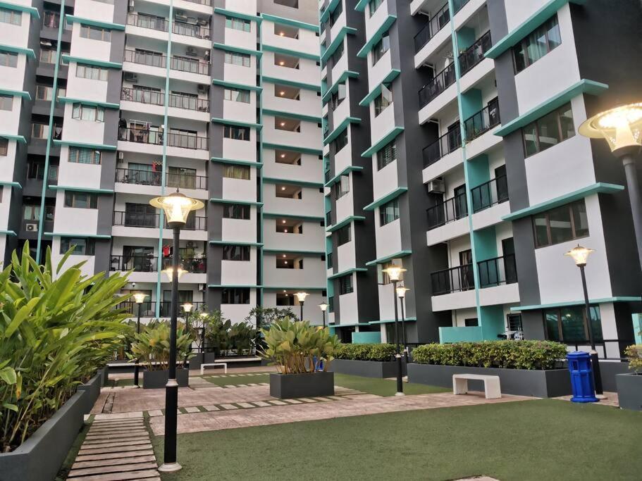 Apartment Zanra At Residensi Zamrud Blok B
